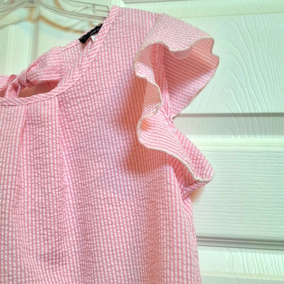 💥SALE💥NY Invasion, Large, Woman's Flutter Sleeve, Bow Back Neckline - Picture 5 of 8